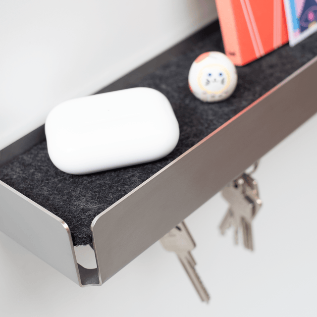 Sonderedition: KEY-BOX Edelstahl geschliffen - Schlüsselbrett mit Ablage für den Flur, Schmuckorganizer für dein Bad oder Schlafzimmer, Hakenleiste für die Küche oder Balkon